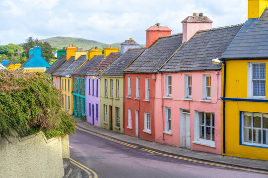 Farbenfrohe H&auml;userreihe in Eyeries, Irland
