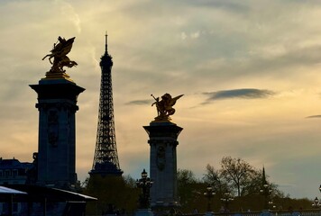 Obraz premium sunset over the eiffel tower paris