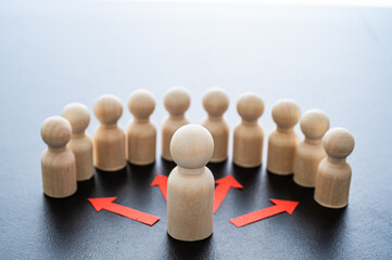 Conceptual representation, with wooden pawns, of a person who addresses other people who listen....