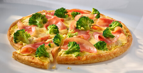 Pizza mit Brokkoli und Schinken mit Hollandaise mit Kaese, Italien, Pizzaslice, 
