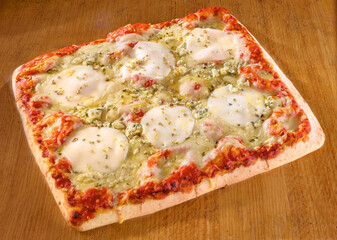 Pizza rechteckig mit Mozzarella Pesto und Kaese, Pizza, geschmolzen, 