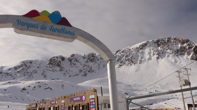 fachada da entrada do parque farellones no chile, com arquitetura r&uacute;stica e ambiente montanhoso. destino popular para esportes de inverno e turismo na regi&atilde;o andina em 18 ago 22