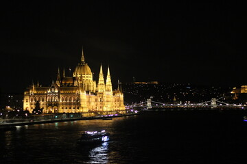 Obraz premium Stadtansicht von Budapest bei Nacht mit Stadtbeleuchtung, Budapest Parlament 