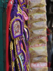 Venta de artículos religiosos en la calle. Venta de tradicional imagen del Señor de los Milagros...