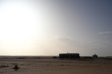 B&acirc;timent public sous le soleil de l'oasis de Tanouchert en Mauritanie