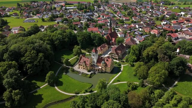 Luftbild Schlosses und Wassergrabens liegt im Sueden Gemeinde Schoenau Rottal, Niederbayern, Deutschland. Niederbayerischen Landkreis Rottal-Inn. Aerial view of castle and pond Wasserschloss Schonau. 