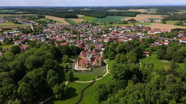 Luftbild Schlosses und Wassergrabens liegt im Sueden Gemeinde Schoenau Rottal, Niederbayern, Deutschland. Niederbayerischen Landkreis Rottal-Inn. Aerial view of castle and pond Wasserschloss Schonau. 
