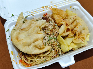 Mie Gacoan, Fried Noodles with Spicy Levels, is very popular in Indonesia, served with Fried Dumplings, sprinkled with chicken and other toppings, has a spicy taste and delights its fans.