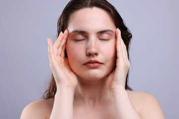 Naklejka premium Beautiful woman with natural skin complexion on grey background, closeup
