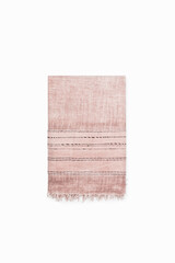 écharpe rose plié sur fond blanc