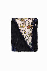 écharpe à motifs plié sur fond blanc