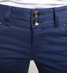 Détail Pantalon bleu ceinture et boutons 