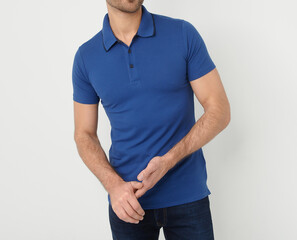 Polo bleu manches courtes porté