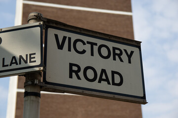 Obraz premium A sign for Victory Road in Portsmouth, UK