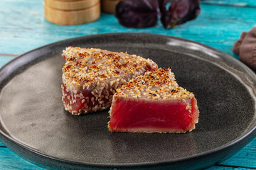 Tuna tataki with sesame seeds