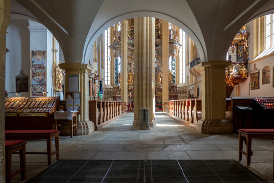 Wallfahrtskirche P&ouml;llauberg . Steiermark . &Ouml;sterreich . Langhaus mit Mittelpfeilern 