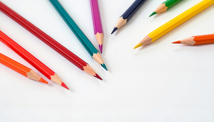 Obraz premium Colorful pencils arranged in a circular pattern on a white surface 