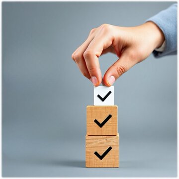 Gros plan sur une main qui pose des cubes pour valider des &eacute;tapes dans un projet 