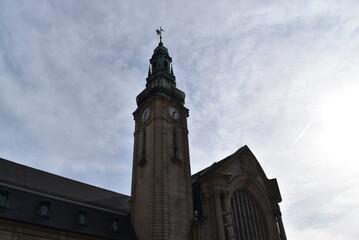Tour avec horloge de la Gare Centrale du Luxembourg, vue en contre-jour.