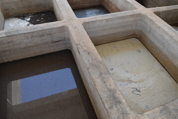 Bassins pour le tannage du cuir, à la tannerie de Taroudant.