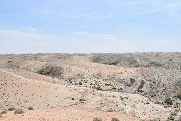 Plaines de sable désertiques sous un ciel bleu, à Agafay.