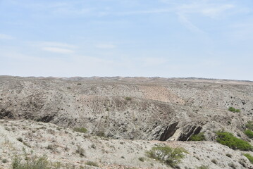 Plaines de sable désertiques sous un ciel bleu, à Agafay.