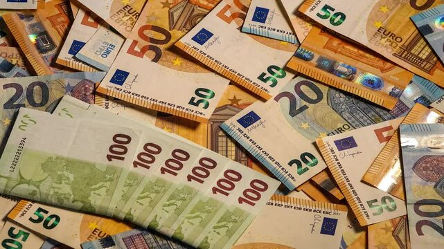 Des billets de 20 euros 50 euros et 100 euros avec d&eacute;placement lat&eacute;ral