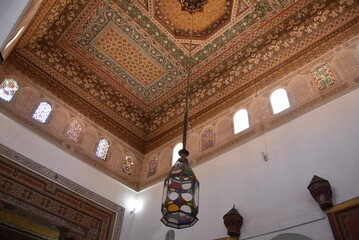 Plafond du Palais Bahia orné de magnifiques motifs orientaux colorés