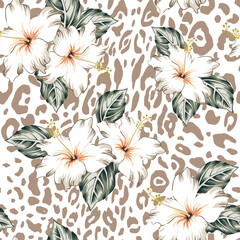 Tropical hibisus flowers, leaves, leopard animal print background. Seamless pattern. Vector illustration. Exotic plants. Summer beach floral design © ojardin