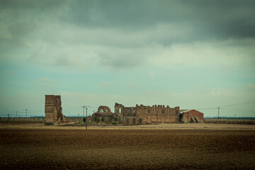 monumento en ruinas en castilla