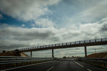 autovía vacía con nubes