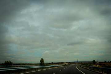 autopista con nubes