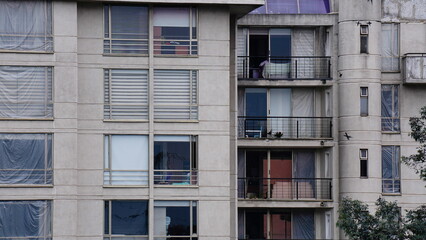 Fachada de edificio moderno con balcones y persianas. Modern apartment facade with balconies and blinds 