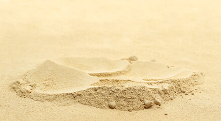 Obraz premium Yellow maca organic powder background and texture, side view 