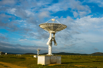 Radio telescopes and the Milky Way at night