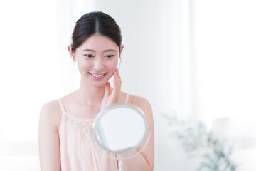 スキンケアする若い女性