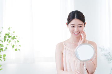 スキンケアする若い女性