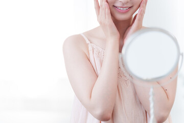 スキンケアする若い女性