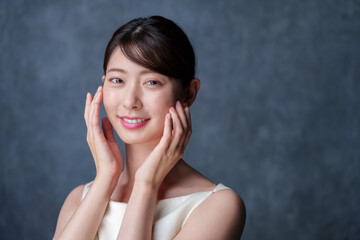 スキンケアする若い女性