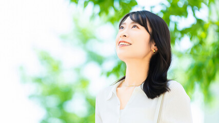 Fototapeta premium 屋外に立つ笑顔の女性・ビジネスウーマン