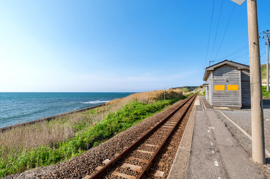 【青森県深浦町：JR五能線驫木（とどろき）駅】海辺にたたずむひなびた駅舎の風景