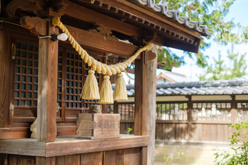 神社の社と賽銭箱　祠