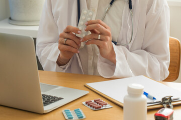 The doctor conducts an online consultation with the patient and demonstrates medications
