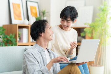 リビングでくつろぐ若い夫婦