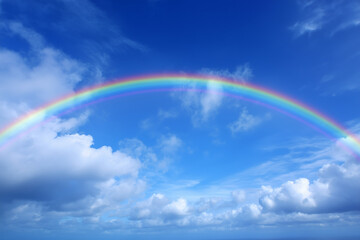 青空に架かる鮮やかで美しい虹の風景