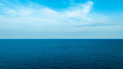 Obraz premium Panorama of cloud clear sky background for summer vacation concept at ocean and summer sea water with sunlight of beautiful cloudy 