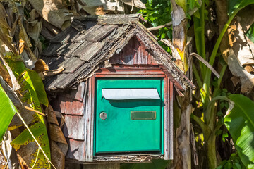Boîte aux lettres dans les bananier