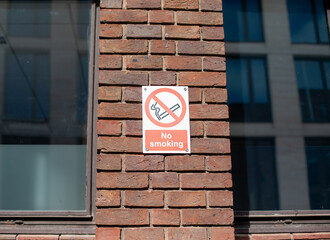 Obraz premium No Smoking Sign on Brick Wall
