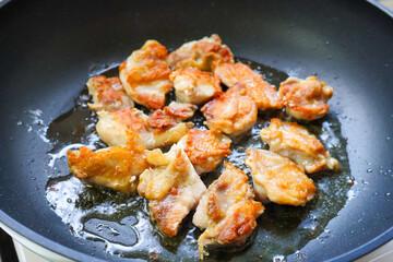 フライパンでこんがり焼いた鶏もも肉