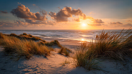 Idyllischer Blick durch eine sandige Düne mit Strandgras auf die weite Nordsee oder Ostsee.